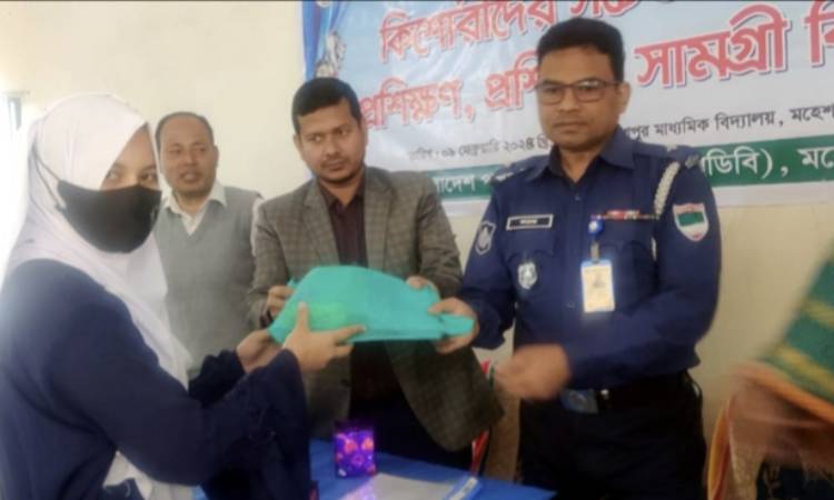 মহেশপুরে কিশোরীদের সচেতনতামূলক প্রশিক্ষণ ও সামগ্রী বিতরণ