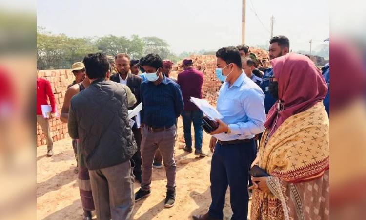 ফেনীতে অবৈধ ইটভাটায় ৮ লাখ টাকা জরিমানা