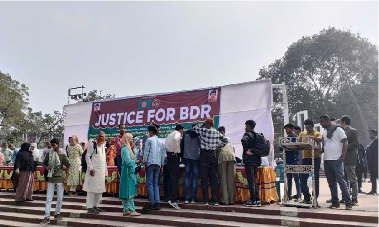 শহীদ মিনারে চাকরিচ্যুত বিডিআর সদস্যরা, দাবি পূরণে ২৪ ঘণ্টা