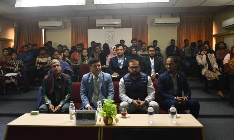 বিশ্ববিদ্যালয়ের মান উন্নয়নে শিক্ষা ও গবেষণায় প্রাধান্য দিতে হবে: উপাচার্য