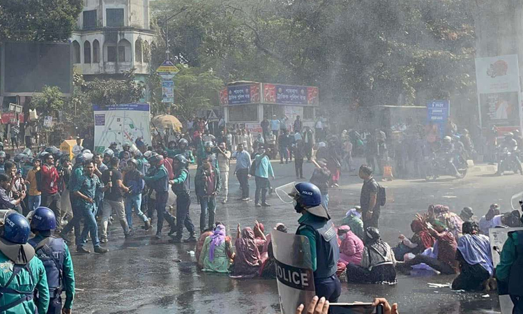 শাহবাগে আন্দোলনকারী সুপারিশপ্রাপ্ত শিক্ষকদের উপর জলকামান নিক্ষেপ