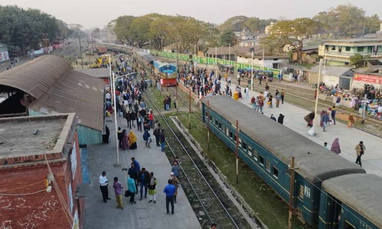 পার্বতীপুরে অল্পের জন্য রক্ষা পেল ট্রেনের কয়েক হাজার যাত্রী