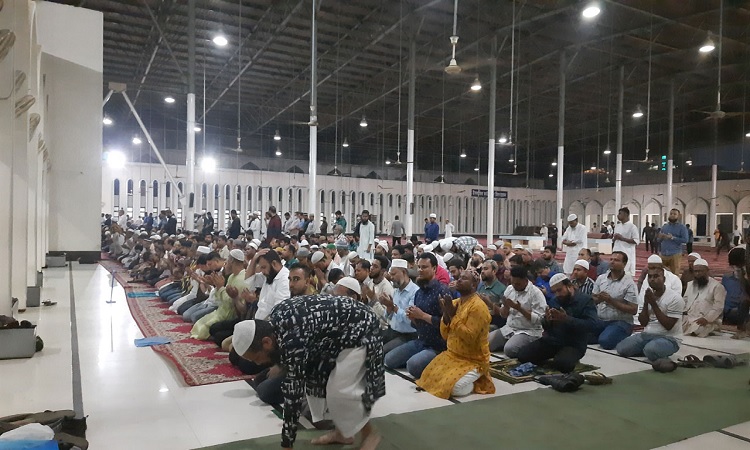 আল্লাহর অনুগ্রহ লাভের আশায় মসজিদে মসজিদে ভিড়