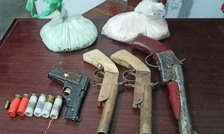 রাজশাহীতে আগ্নেয়াস্ত্র ও হাতবোমা তৈরির বিস্ফোরকদ্রব্য উদ্ধার