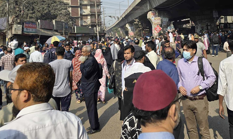 রাজধানীর বিভিন্ন সড়কে সিএনজি চালকদের অবরোধ