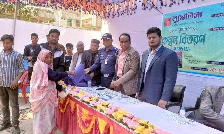 ফুলবাড়ীতে পাঁচ শতাধিক শীতার্তের মাঝে কম্বল বিতরণ