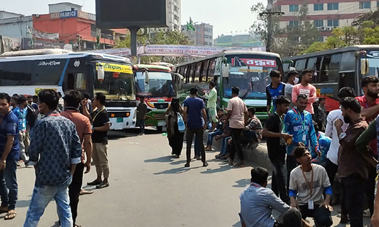 চাষাঢ়ায় সড়ক অবরোধ করে শ্রমিক বিক্ষোভ