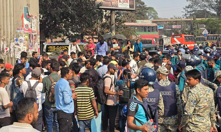 জুলাইয়ে আহতদের শাহবাগ অবরোধ, যান চলাচল বন্ধ