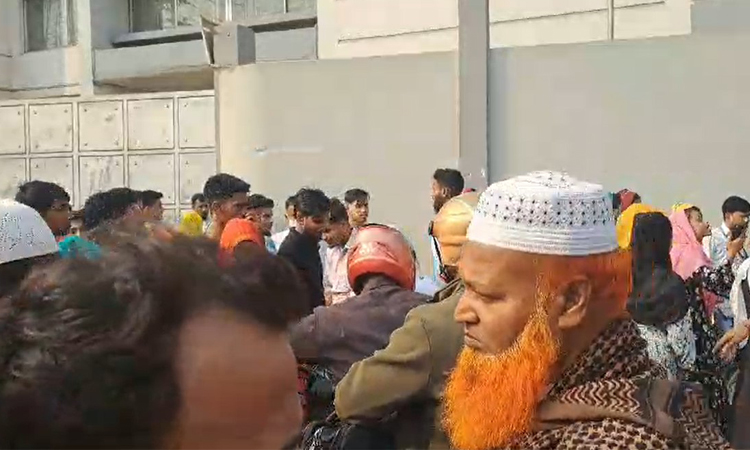 সাভারে শ্রমিক বিক্ষোভ, সড়কে আটকা কয়েক হাজার যানবাহন