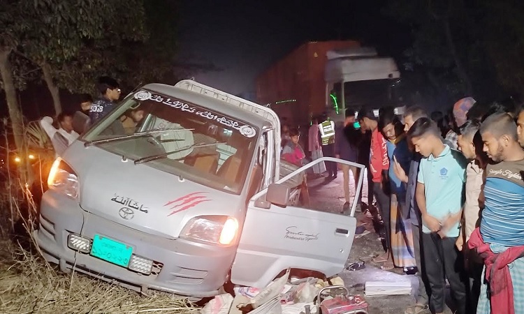 ফেনীতে পিকআপভ্যানে কাভার্ডভ্যানের ধাক্কা, নিহত ৬