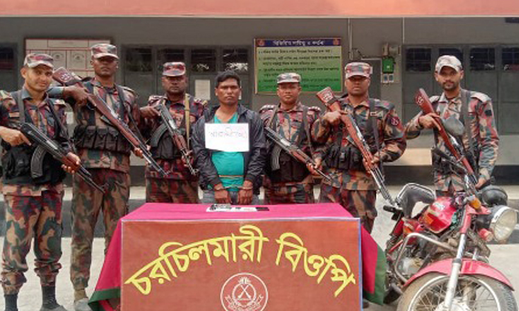 দৌলতপুর সীমান্তে বিদেশি পিস্তল ও গুলিসহ আটক ১