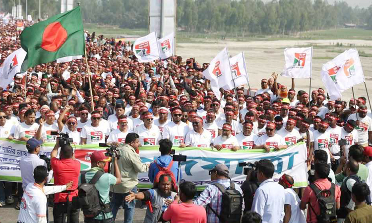 ‘জাগো বাহে, তিস্তা বাঁচাই’ পদযাত্রায় মানুষের ঢল