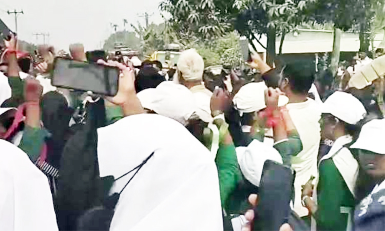 কিশোরগঞ্জে বাসচাপায় ২ স্কুলছাত্র নিহত, সড়ক অবরোধ
