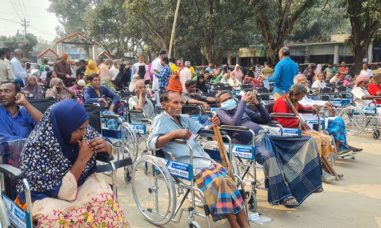 টাঙ্গাইলে দেড় শতাধিক হুইল চেয়ার বিতরণ
