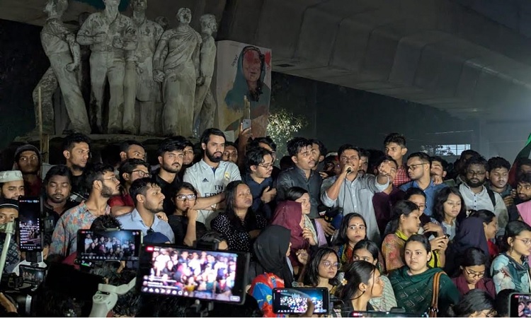 কুয়েটে হামলা, প্রতিবাদে ঢাবিতে বৈষম্যবিরোধীদের বিক্ষোভ