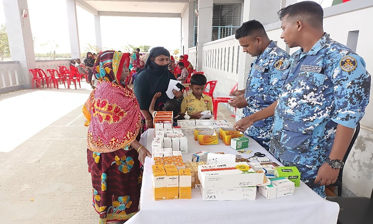 কয়রায় বিনামূল্যে চিকিৎসা সেবা ও ঔষধ বিতরণ করেছে কোস্ট গার্ড