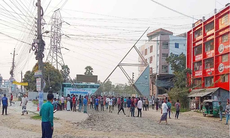 উত্তপ্ত কুয়েট, ভিসিসহ ৩ জন অবরুদ্ধ
