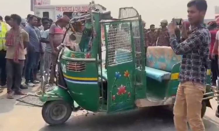 পূর্বাচলে ট্রাক-সিএনজির সংঘর্ষ, নিহত ২