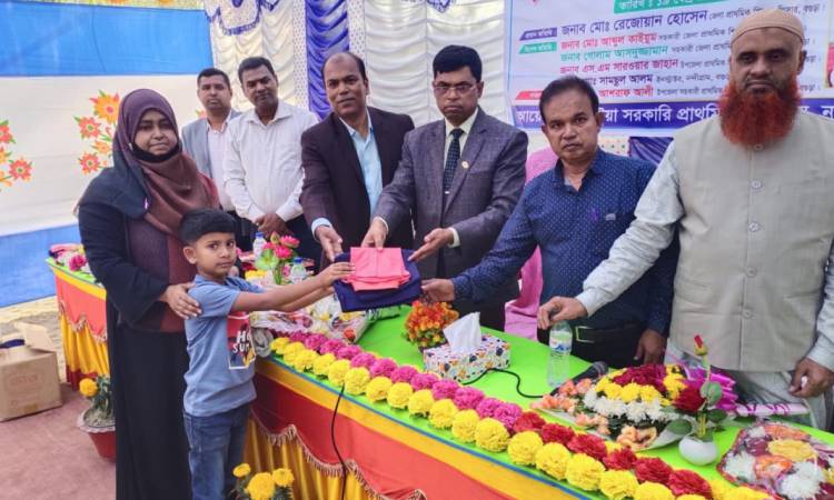 নন্দীগ্রামে শিক্ষার্থীদের মাঝে ইউনিফর্ম বিতরণ