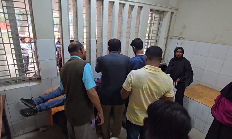সাঁথিয়ায় যুবকের দুই হাতের কব্জি কেটে নিয়েছে দুর্বৃত্তরা
