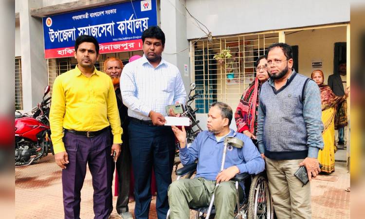 হিলিতে রোগীদের মাঝে সরকারি অনুদানের চেক বিতরণ
