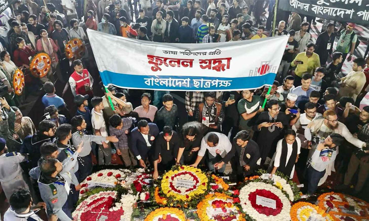ভাষা শহীদদের শ্রদ্ধা জানাতে শহীদ মিনারে মানুষের ঢল
