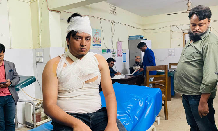ব্রাহ্মণবাড়িয়ায় শহিদ মিনারে বিএনপির সংঘর্ষ, সাংবাদিকসহ আহত ৩
