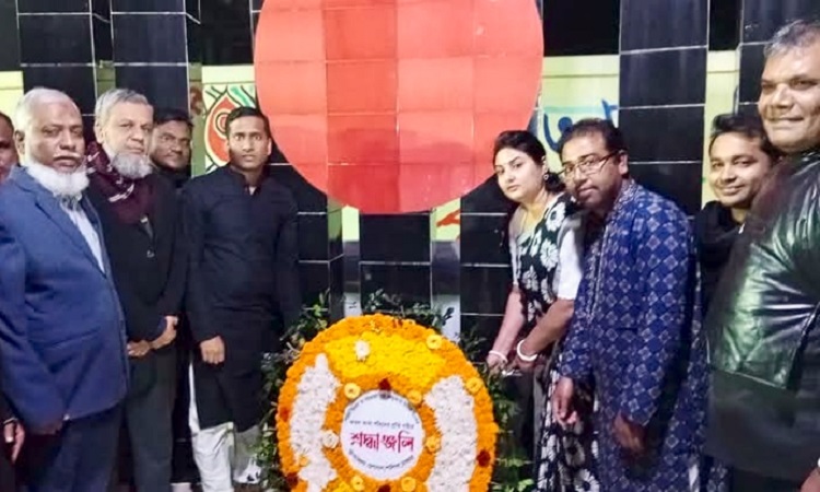 শালিখায় একুশের প্রথম প্রহরে শহীদ বেদীতে পুষ্পস্তবক অর্পন