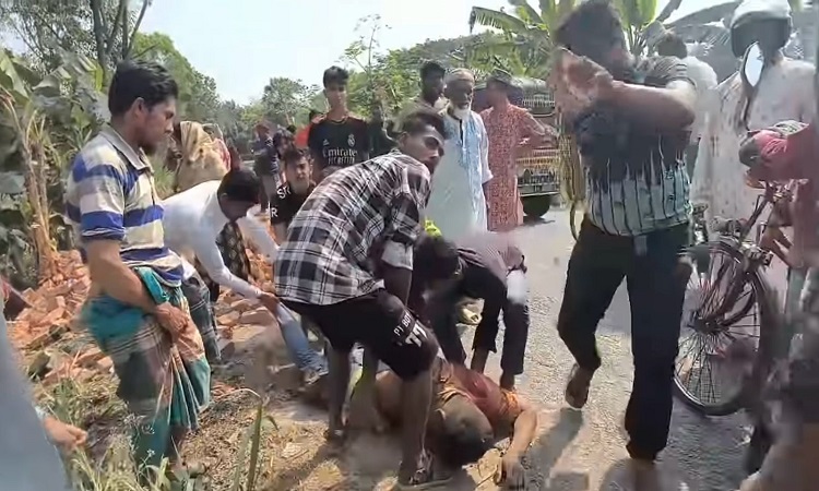 ইট বোঝাইকৃত থ্রি-হুইলার নিয়ন্ত্রণ হারিয়ে চালক নিহত