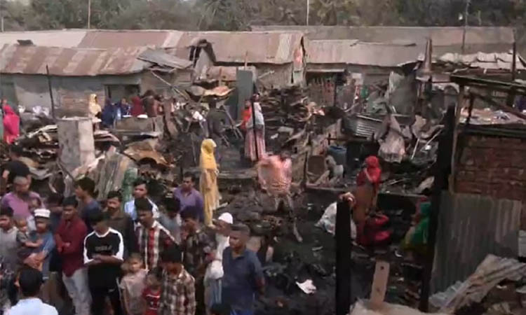 মধ্যরাতে আগুনে পুড়লো কড়াইল বস্তির শতাধিক ঘর