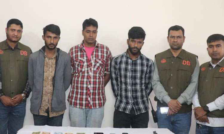 চলন্ত বাসে ডাকাতি-যৌন নির্যাতনের মামলায় গ্রেফতার ৩