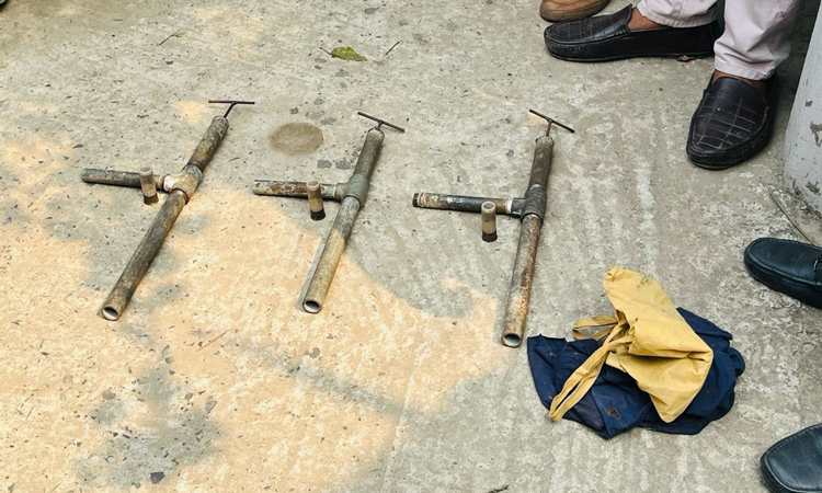 পাবনায় ফুল বাগান থেকে আগ্নেয়াস্ত্র উদ্ধার, এলাকায় আতঙ্ক
