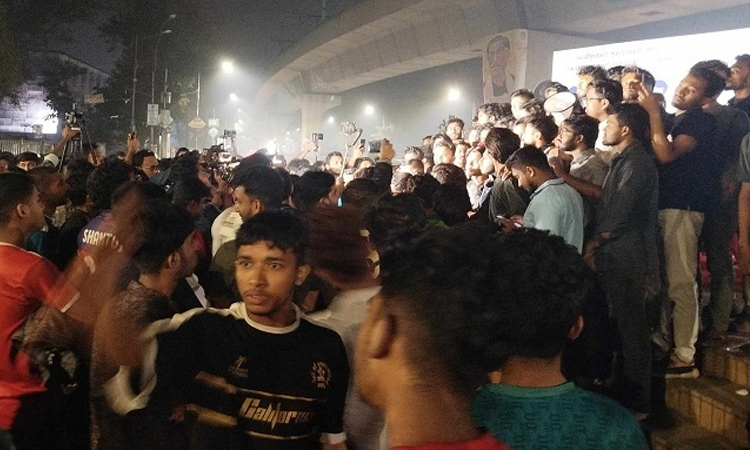 স্বরাষ্ট্র উপদেষ্টার পদত্যাগ দাবিতে ঢাবিতে বিক্ষোভ, আল্টিমেটাম