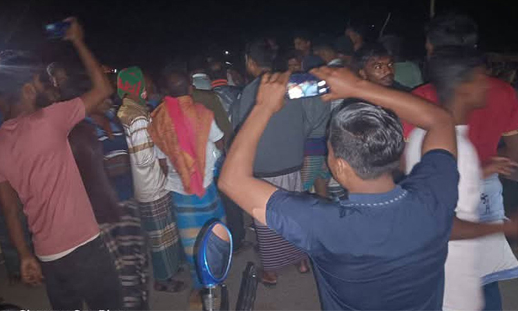 ছিনতাইয়ের কবলে নবদম্পতি, স্বামীকে কুপিয়ে যখম