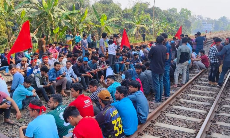 বিশ্ববিদ্যালয়ের নাম পরিবর্তনের দাবিতে শিক্ষার্থীদের রেললাইন অবরোধ