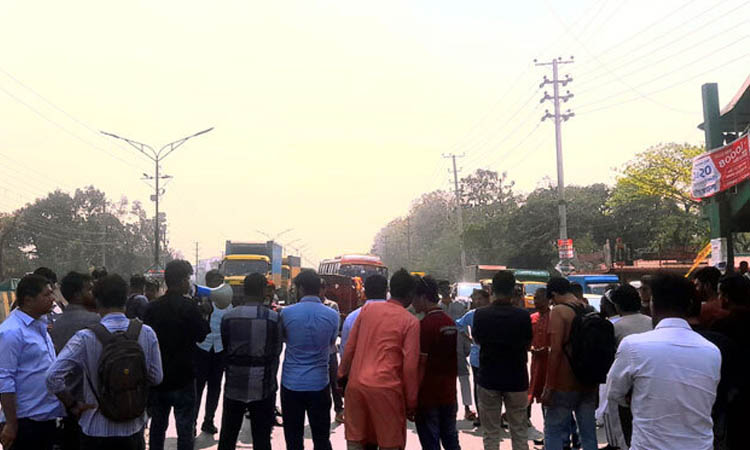 স্বরাষ্ট্র উপদেষ্টার পদত্যাগের দাবিতে ঢাকা-আরিচা মহাসড়ক অবরোধ