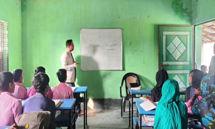 বিদ্যালয় পরিদর্শনে গিয়ে শিক্ষার্থীদের ক্লাস নিলেন ইউএনও