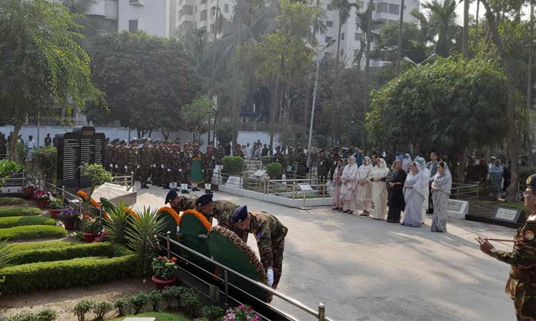 জাতীয় শহীদ সেনা দিবসে সামরিক কবরস্থানে স্বরাষ্ট্র উপদেষ্টার শ্রদ্ধা
