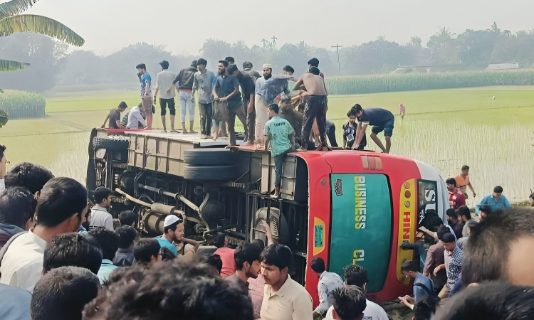 ইবির বাস ধানক্ষেতে পড়ে ২৫ শিক্ষার্থী িআহত