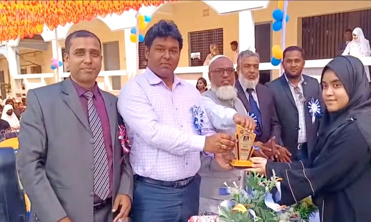 হিলিতে কৃতি শিক্ষার্থীদের সংবর্ধনা ও এসএসসি পরীক্ষার্থীদের বিদায় অনুষ্ঠান