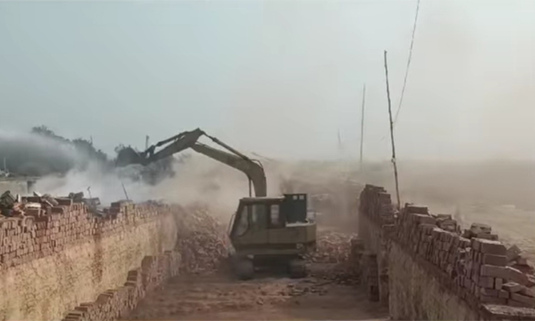 পাবনায় ১৬ ইটভাটায় জরিমানা, গুঁড়িয়ে দেয়া হলো চারটি