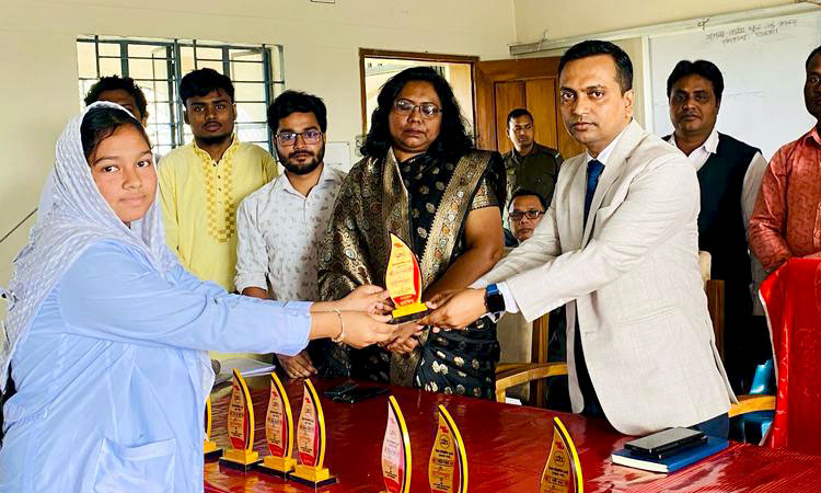 খানসামায় বিতর্ক প্রতিযোগিতা ও পুরস্কার বিতরণ অনুষ্ঠিত