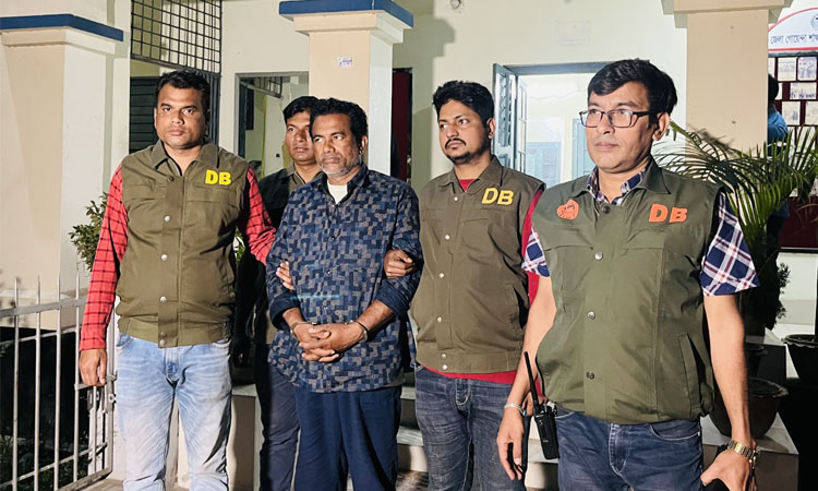 পুলিশের কাছ থেকে ছিনিয়ে নেয়া আওয়ামী লীগ নেতা গ্রেফতার