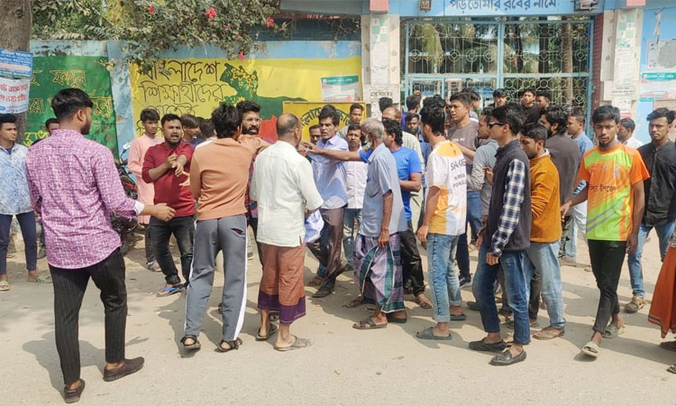 সিংড়ায় অধ্যক্ষের বিরুদ্ধে দুর্নীতি ও অনিয়মের অভিযোগ, মানববন্ধনে বাধা