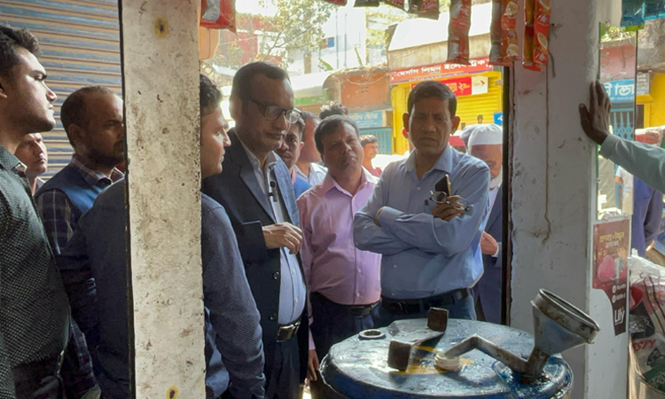 পাবনায় বাজার মনিটরিংয়ে ডিসি