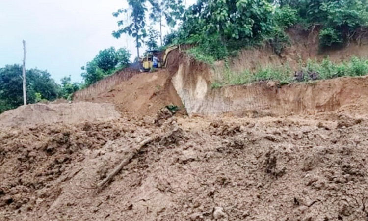 পাহাড় কাটার সময় মাটিচাপা পড়ে শ্রমিকের মৃত্যু