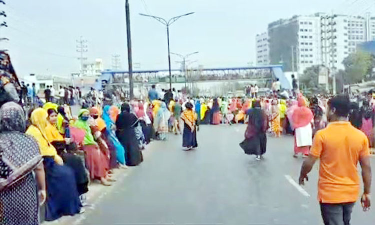 ঢাকা-আরিচা মহাসড়ক অবরোধ করে শ্রমিক বিক্ষোভ, যানচলাচল বন্ধ