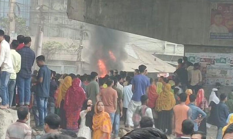 গাজীপুরে শ্রমিকদের মহাসড়ক অবরোধ, গাড়িতে আগুন