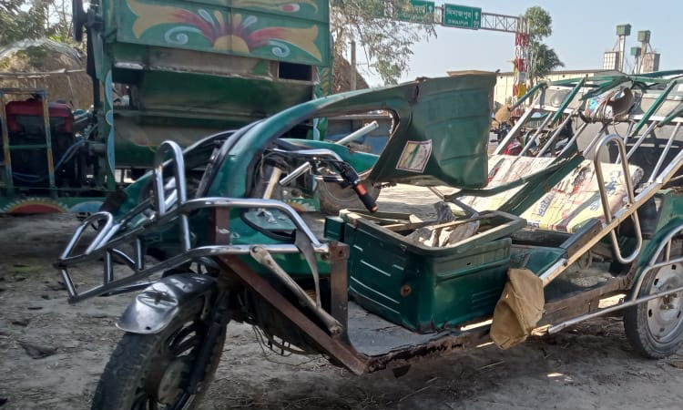 বিরামপুরে কার্ভাডভ্যান-ইজিবাইক সংঘর্ষে শিক্ষার্থীসহ নিহত ২