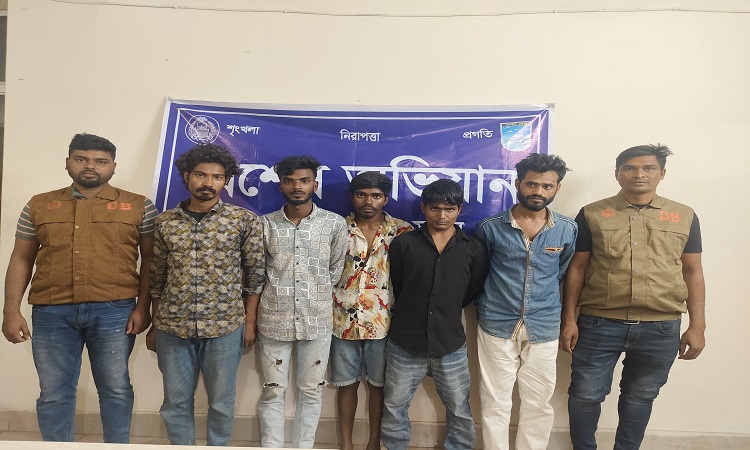 সাভারে চলন্ত বাসে ছিনতাইয়ের ঘটনায় গ্রেফতার ৪